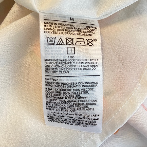 Old Navy smocked top flower sundress with POCKETS!! Size Medium - Picture 7 of 9